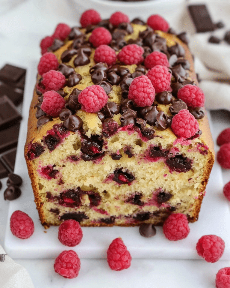 Pain aux bananes, chocolat noir et framboises