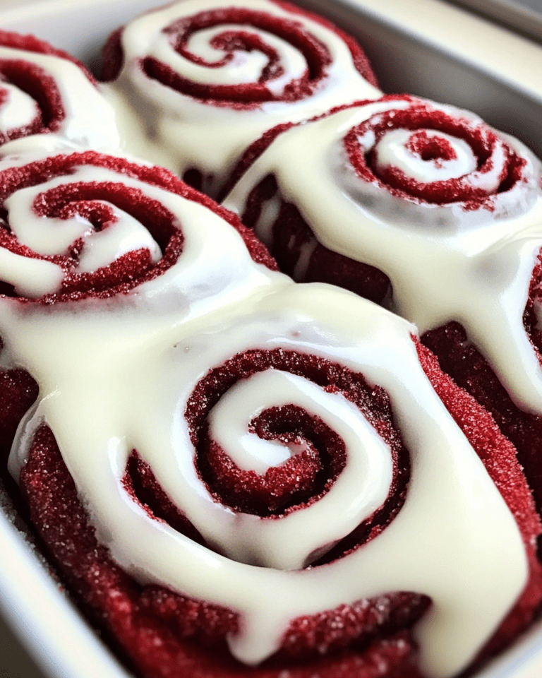 Roulés à la cannelle rouge velours avec glaçage au fromage à la crème